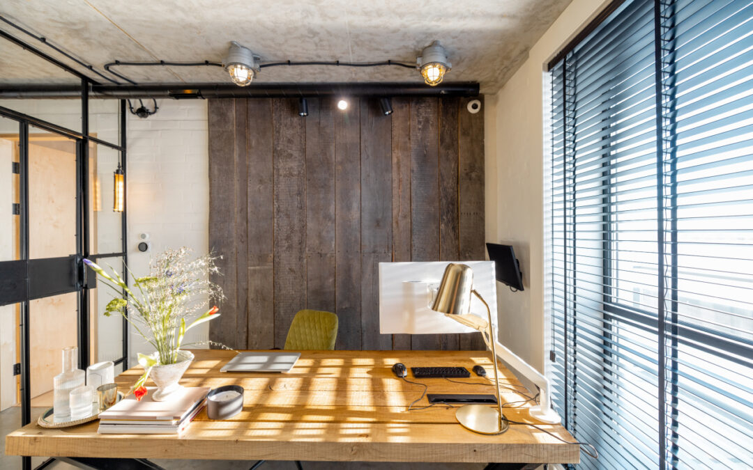 Rolety w biurze firmowym: co wybrać do open space, a co do gabinetu