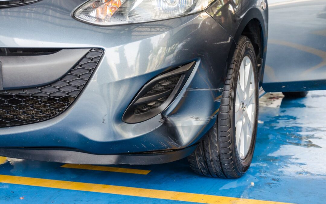 Uszkodzenie samochodu na parkingu. Jak uzyskać odszkodowanie?